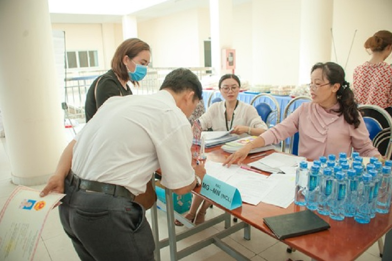 hcmc promotes cashless payments at schools